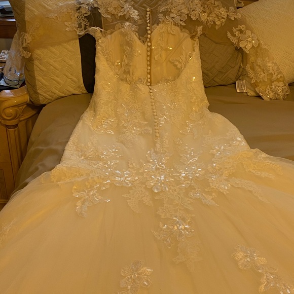 Wedding dress - Picture 9 of 9